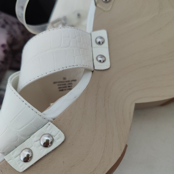 Gianni Bini white wedges Size 9 - Picture 16 of 16